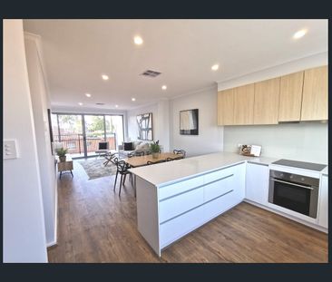 Stylish 3-Bedroom Townhouse Close to the City - Photo 6