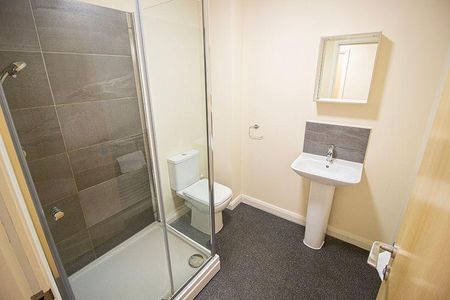 4 bedroom flat to rent - Photo 4