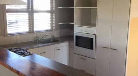 3 Bedroom, 2 heatpumps, garage, sunny BBQ area - Photo 2