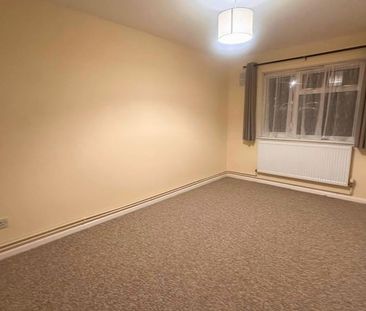 2 bedroom ground floor flat to rent - Photo 2