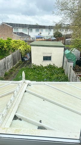 Bletchley Town Centre - Two bed house with Garage - Photo 3