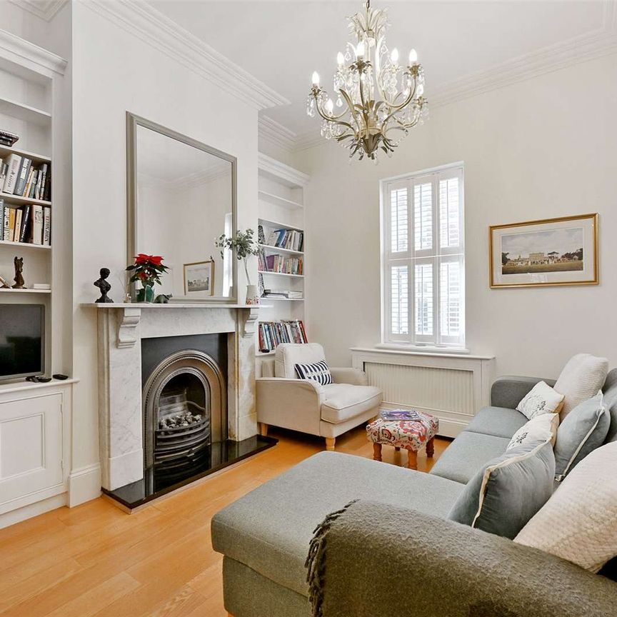 Grade II listed four bedroom townhouse adjacent to Windsor Castle and just yards away from The Long Walk. - Photo 1