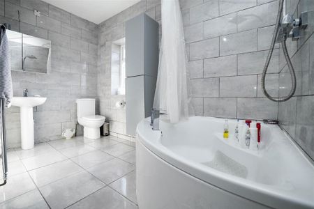 4 bedroom flat to rent - Photo 5