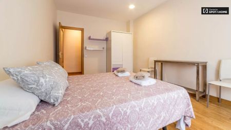 Double bed in Room in a shared 6-bedroom apartment for rent in La Vega Baixa, professionals only - Photo 3