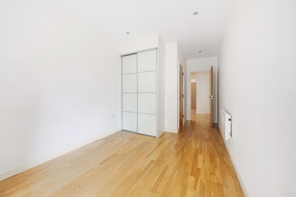 2 bedroom flat in London - Photo 1