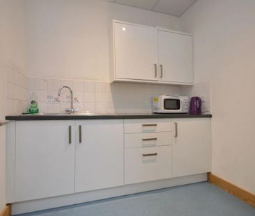 1 bedroom in a flat share to rent - Photo 4