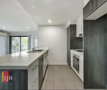 MODERN, 2 BEDROOM UNIT IN CENTRAL LOCATION - Photo 4