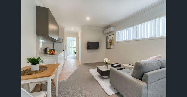 MODERN, FULLY FURNISHED, DESIGNER APARTMENTS IN WYNNUM - Photo 1