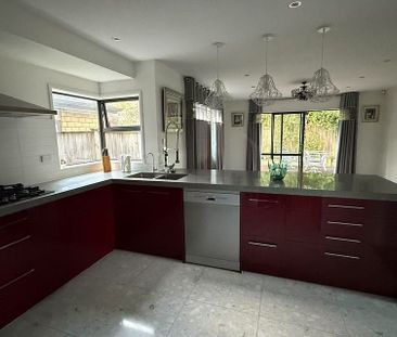 Spacious 4 Bedroom House in Flat Bush - Photo 1