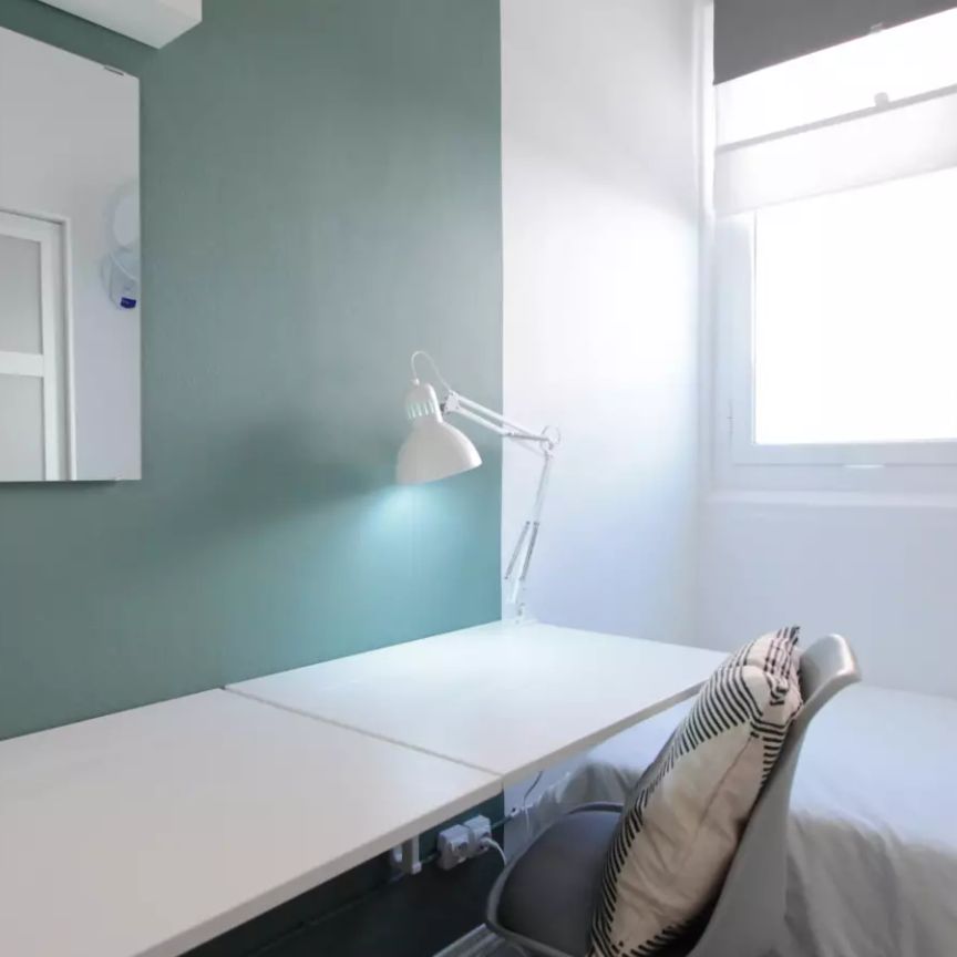 Room in a shared 5-bedroom apartment for rent in Vila de Gràcia, smoking allowed. - Photo 1