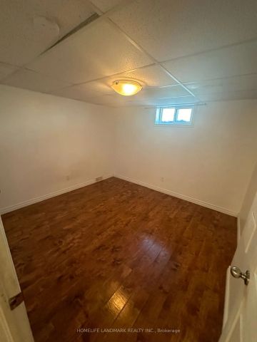 Detached Home For Lease | X8333008 - Photo 2