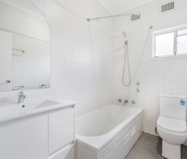 WELL MAINTAINED IN FANTASTIC LOCATION. - Photo 4