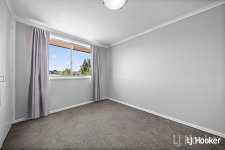 Split Level 2 Bedroom Townhouse in Central Queanbeyan - Photo 3