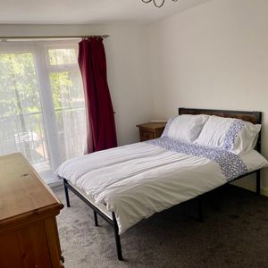 7 Perry Hill, Chelmsford, CM1 7RD – Balcony Room - Photo 2