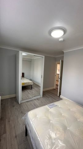 4 Bed Flat, Chamberlayne Road, NW10 - Photo 3