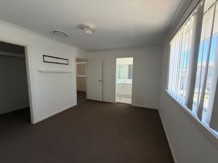 Beautiful and Spacious Property - Photo 5