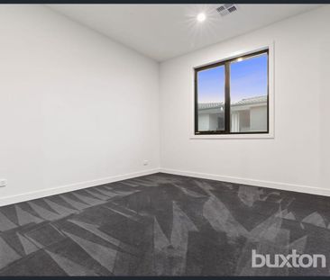 Stylish, Spacious & Perfectly Located! - Photo 6