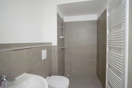 Neubau! Stilvolle 3-Zimmer-Wohnung mit Balkon & Einbauküche im Zentrum-Ost - Photo 5