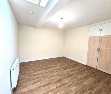 4 bedroom flat to rent - Photo 2