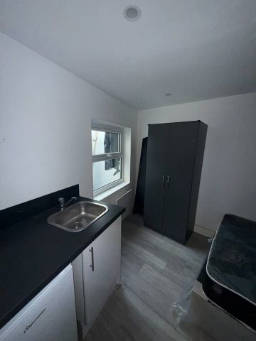 Studio Flat, High Street, CR7 - Photo 2