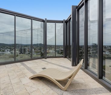 Modern, Light-Filled Apartment in Prime Location - Photo 1