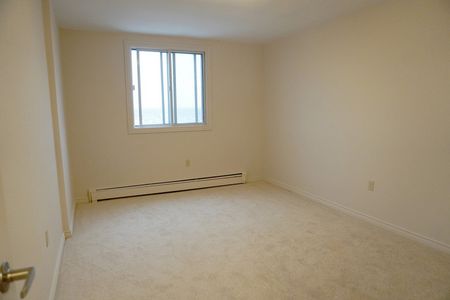 Royal Oak Towers - Photo 4