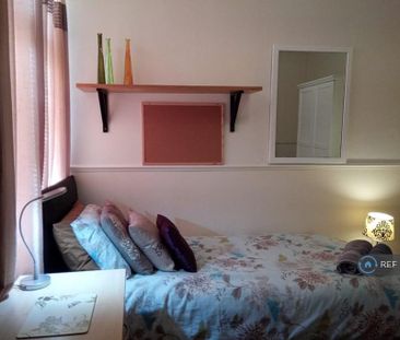 3 bedroom flat to rent - Photo 2