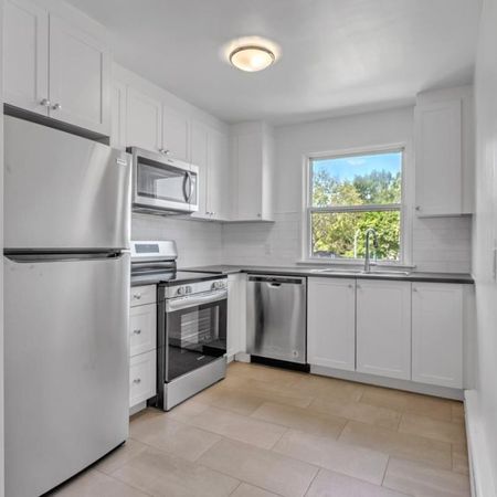 389-401 Yonge Street Apartments - Photo 4