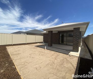 3 Bedroom Home with Ensuite! - Photo 6