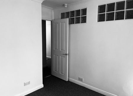 2 Bed Flat, Clarence Square, BN1 - Photo 3