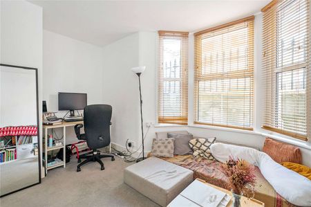A good size one bedroom in a red brick mansion block with a private garden. - Photo 5