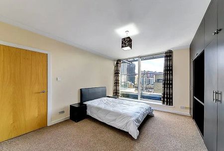 3 bedroom flat in London - Photo 3