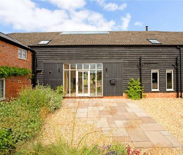 A four bedroom barn conversion surrounded by countryside. - Photo 2