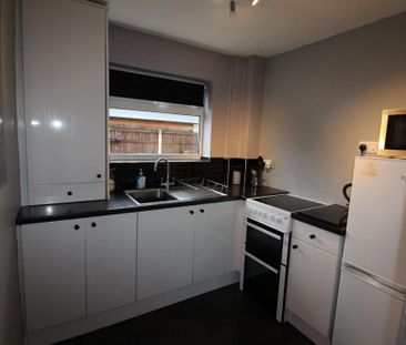 2 bedroom semi-detached house to rent - Photo 5