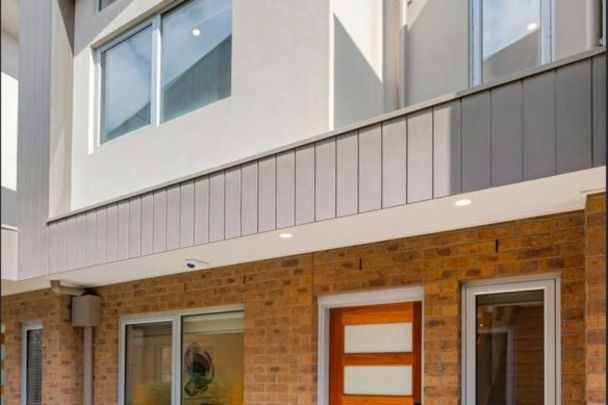 Modern Townhouse Living in a Prime Preston Location - Photo 1