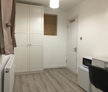 Room in a Shared House, Roman Road, E6 - Photo 6