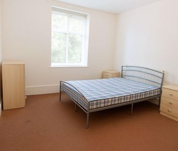 3 bedroom flat to rent - Photo 4