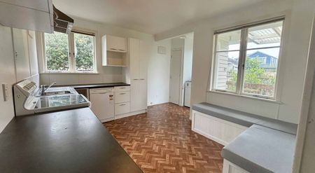 Spacious, Sunny, fenced, plus 2 car spaces - Photo 4