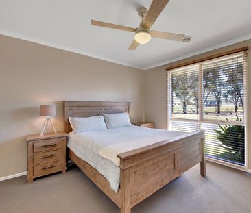 Spacious Family Living in a Quiet West Wodonga Court - Photo 4