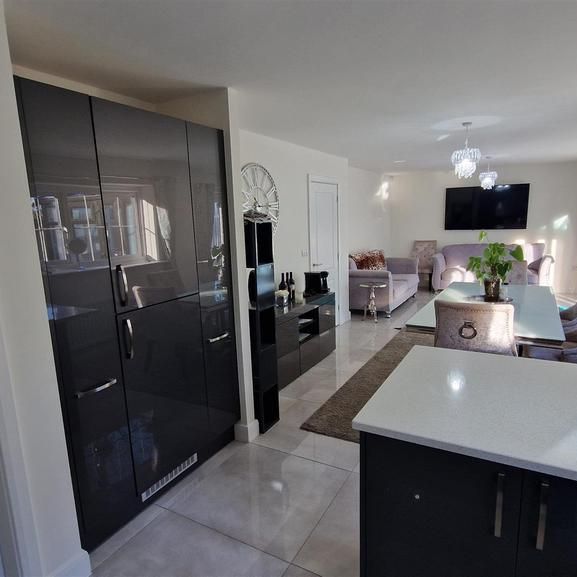 5 bedroom detached house to rent - Photo 1