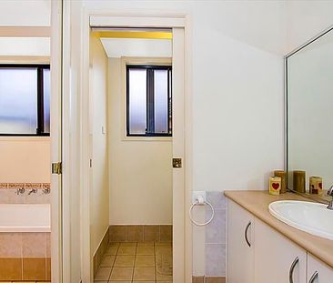 Family home in quiet location - Photo 5