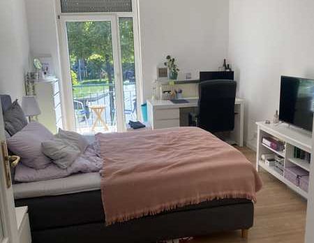 Sehr schön sanierte Wohnung mit Balkon und Wohnküche am Neumarkt! - Foto 1