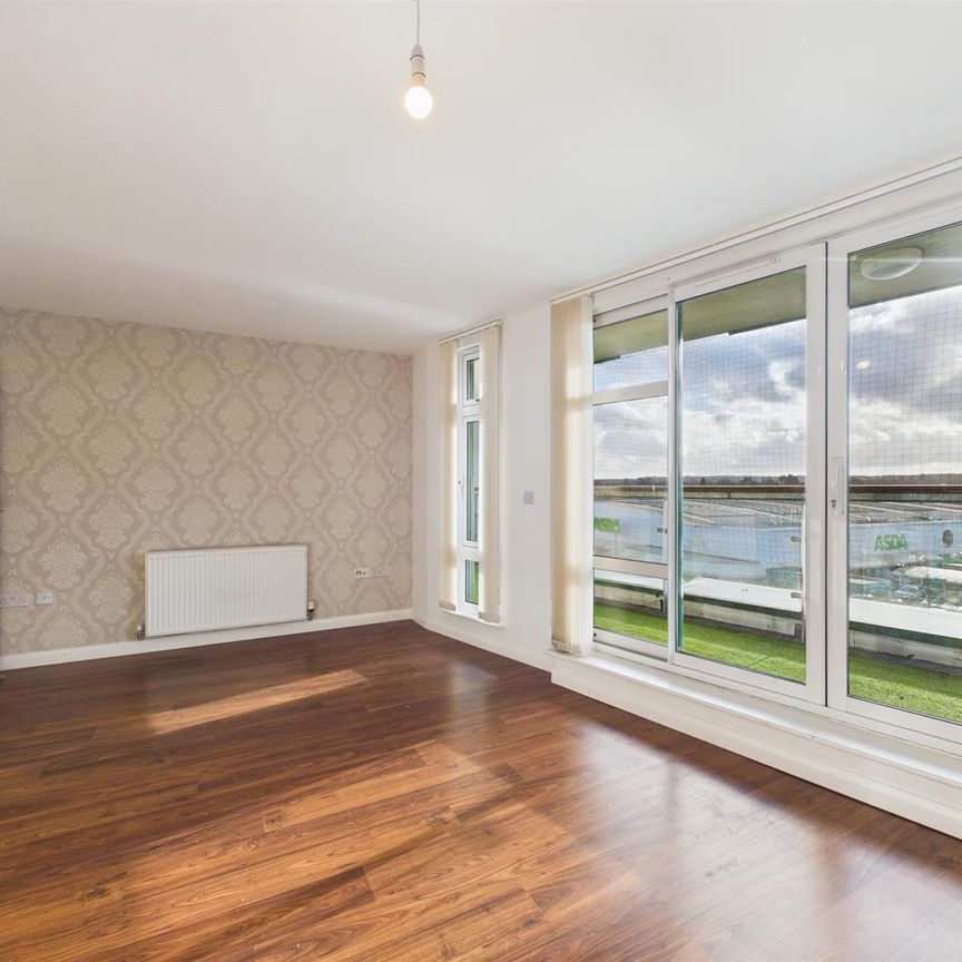 Pegler Way, Crawley - Photo 1