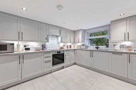 A wonderful 3 bedroom semi detached cottage, set within the heart of Rickmansworth and benefiting from off street parking. - Photo 4