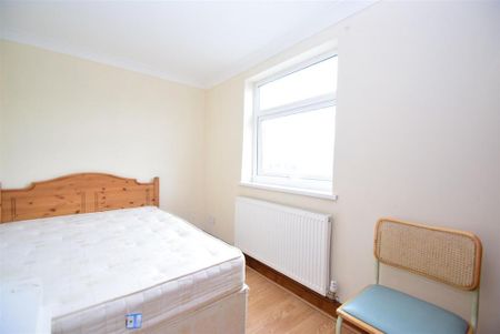 4 bedroom flat to rent - Photo 2