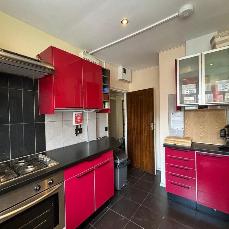 1 bedroom in a flat share to rent - Photo 1