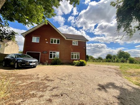 4 bedroom Detached House to let - Photo 5