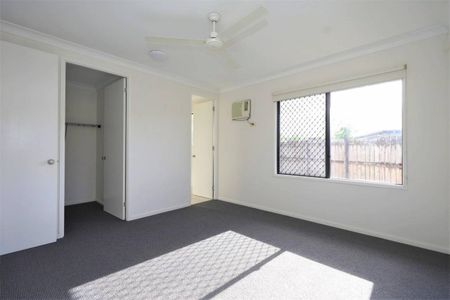 Fantastic Family Home - Fully Air Conditioned - 10kw Solar - Large Backyard - Photo 3