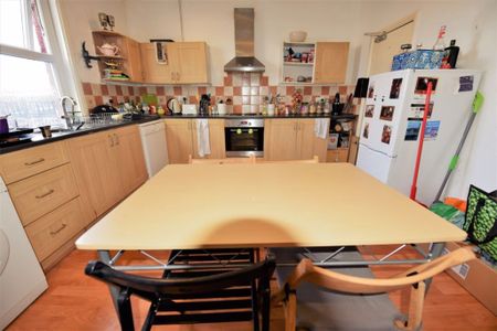 4 bedroom House in Burley Lodge Road, Leeds - Photo 4