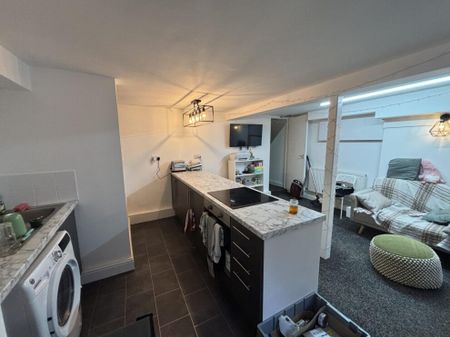 70 Flat 1 Headingley Avenue, Leeds, LS6 3ER - Photo 3